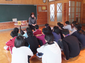 ストーリーテリングの醍醐味ひしひしと~白山小学校で「お話」の時間🐦