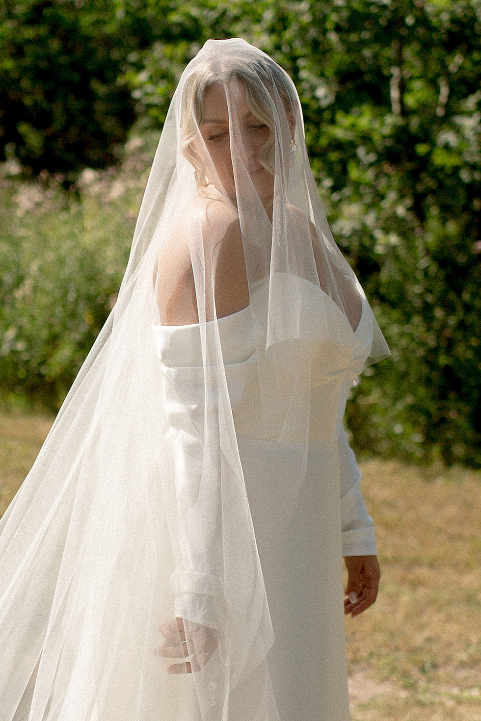 Bride with veil, photo by Keila Marie Photography