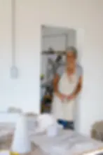 Carolina Iotti en su taller de cerámica