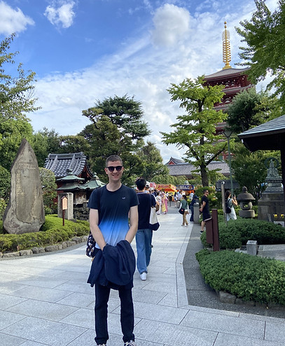 Stipendiat Richard Brandt vor einer Pagode auf dem Gelände des Sensō-ji-Tempels im Stadtteil Asakusa in Tokio.