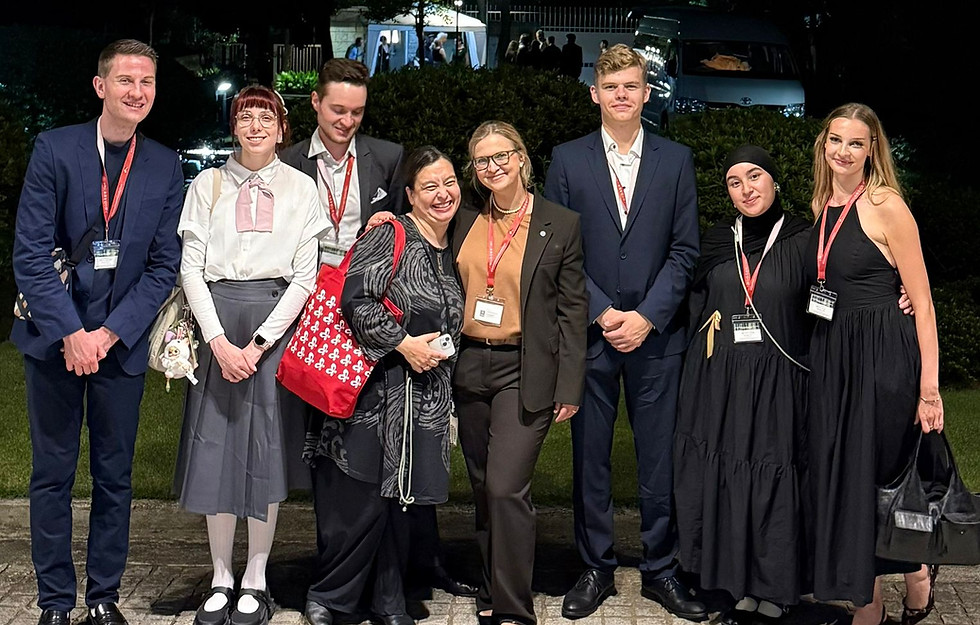 Der "Japan erleben"-Jahrgang 2025 gemeinsam mit Pia-Tomoko Meid und Dr. Julia Münch bei Empfang zum Tag der Deutschen Einheit auf dem Gelände der Deutschen Botschaft in Tokio.