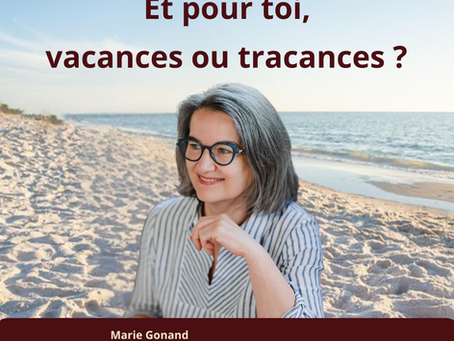 Une femme souriante avec une plage et la mer en arrière-plan