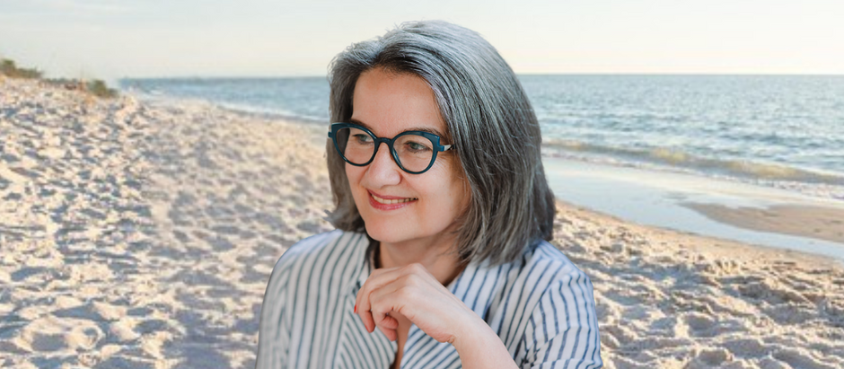 Une femme souriante avec une plage et la mer en arrière-plan