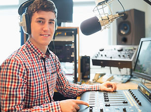 ANIMATEURS STUDIO RADIO HNCE (5).jpg