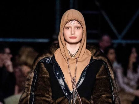 La modelo Liz Kennedy reclama a Burberry Hoodie Design por sus imágenes de suicidio