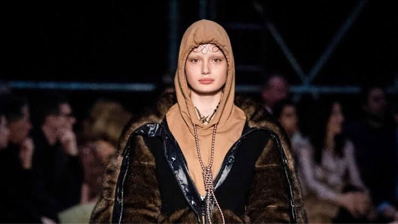 La modelo Liz Kennedy reclama a Burberry Hoodie Design por sus imágenes de suicidio