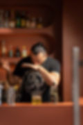 Bartender che odora il profumo del gin 52 mule road