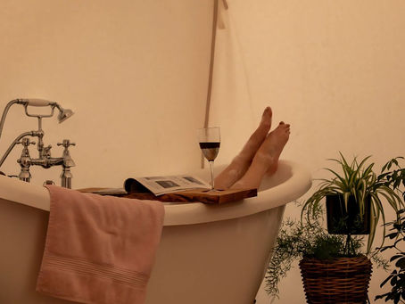 lady-bathing-in-roll-top-bath-with-a-wineglass-in-a-tipi