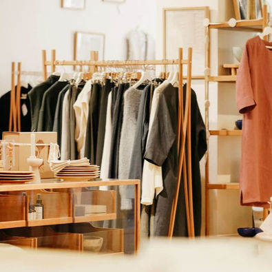 Branding en tekst voor Sûr Atelier, een duurzaam modemerk dat staat voor impact, ambacht en bewust kiezen
