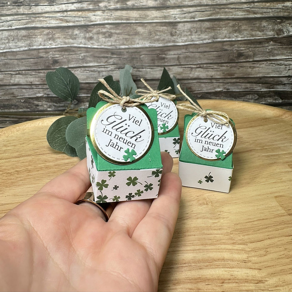 Miniaturbild: Gastgeschenk Silvester – grüne Glücksbox mit Bonbon und Neujahrsgruß