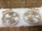 Baumschmuck in Form einer Kugel mit Schleife und Namen