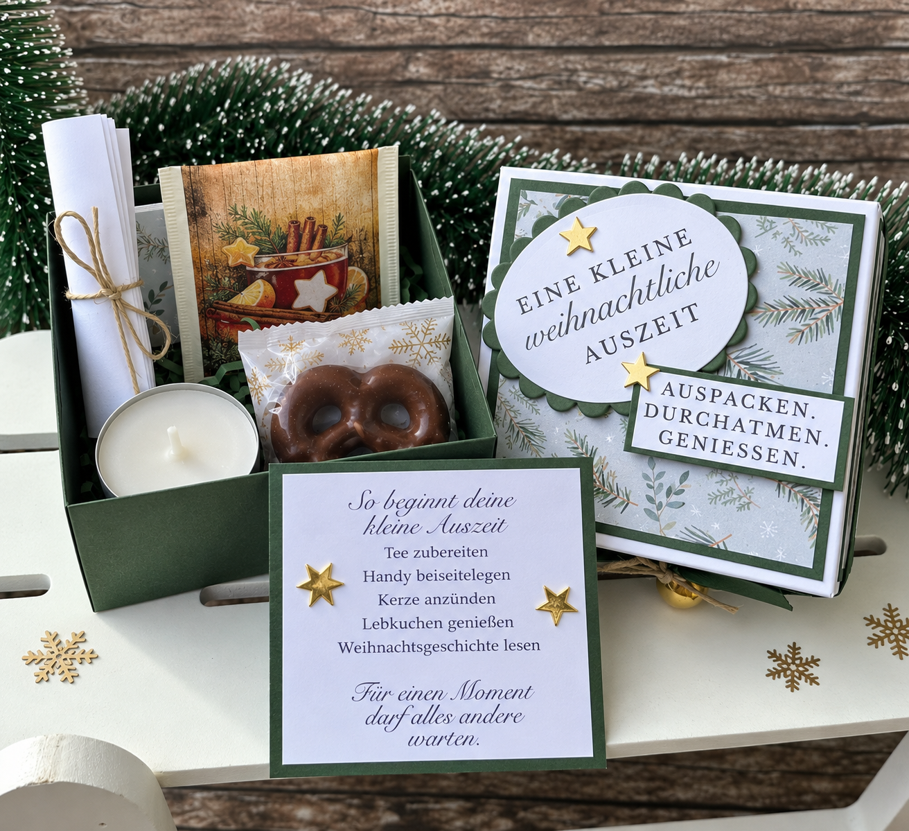 Weihnachtliche Geschenkbox „Eine kleine Auszeit zu Weihnachten“ in Grün mit Schleife und goldenem Metallglöckchen