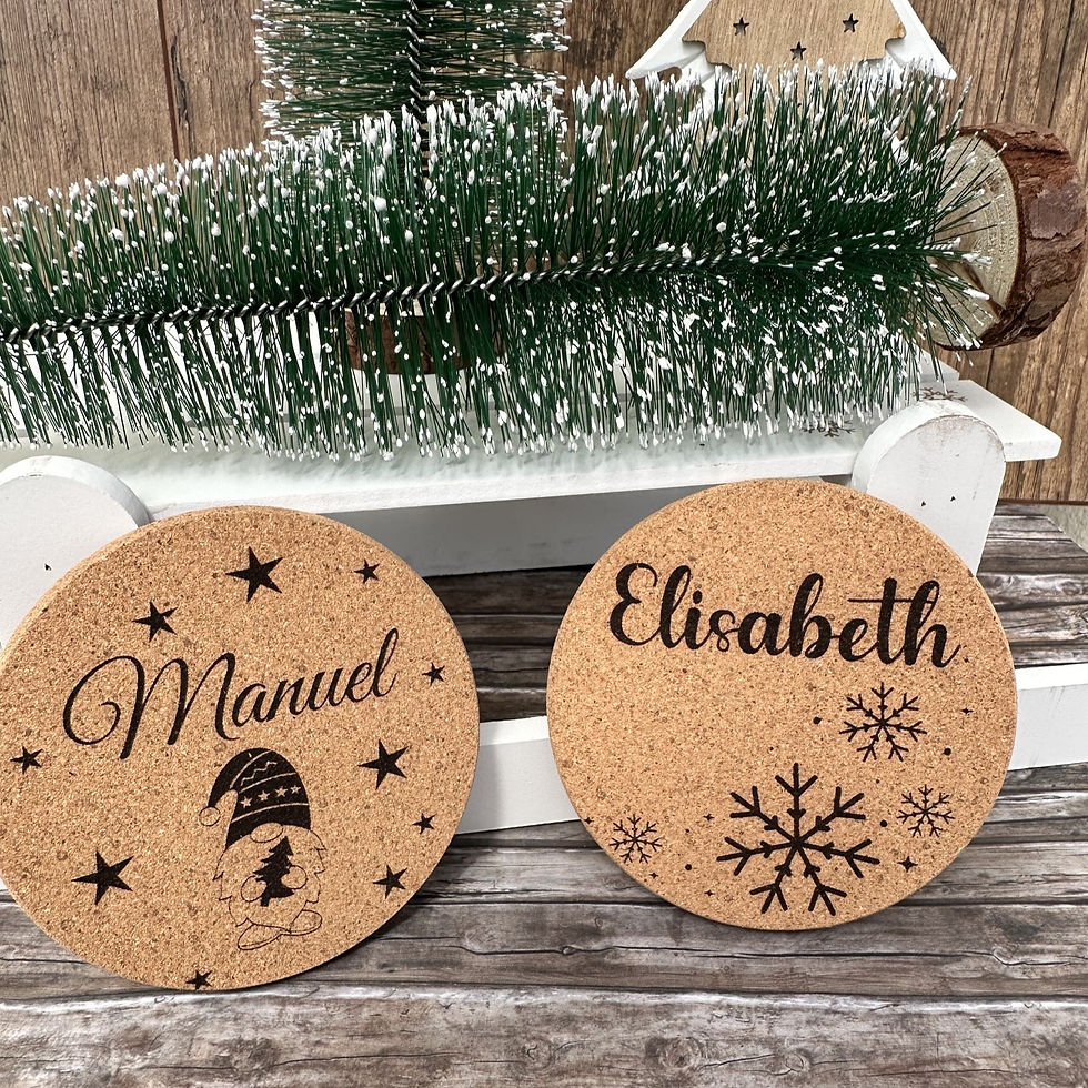 Miniaturbild: Weihnachtsgeschenk personalisiert - Korkuntersetzer mit Name und Wunschmotiv