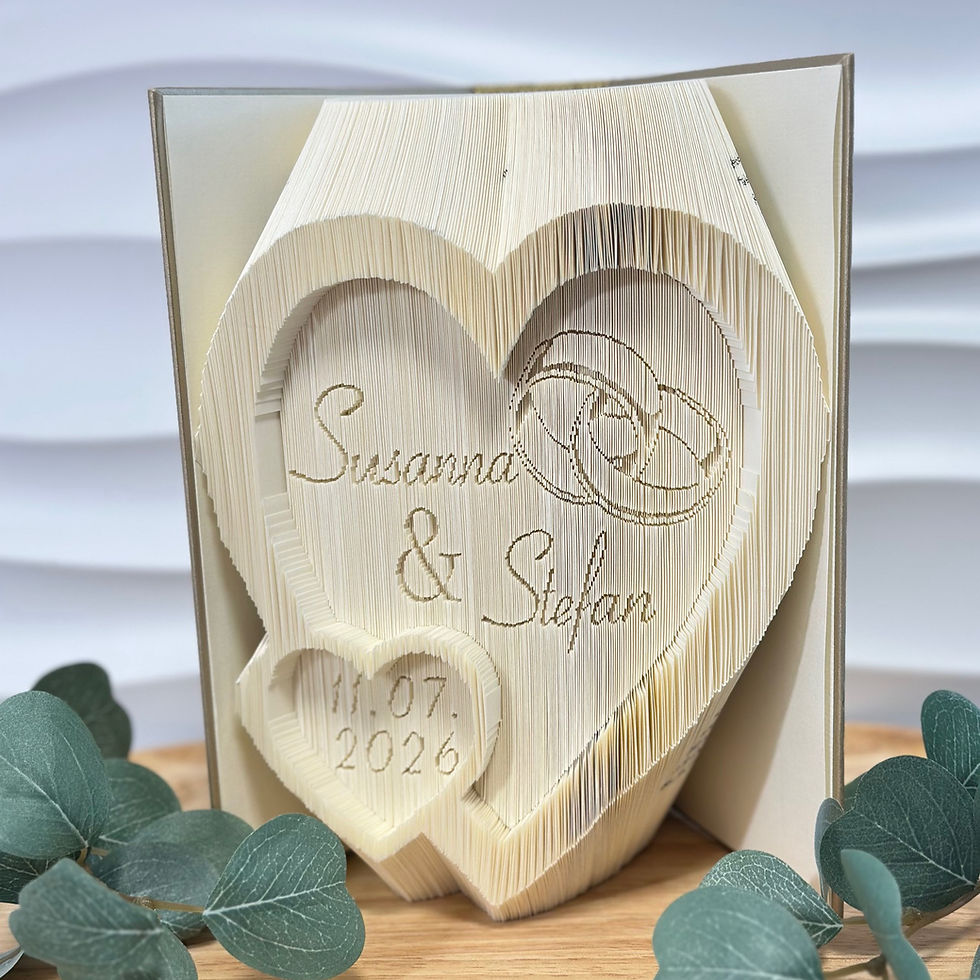 Miniaturbild: Personalisiertes Hochzeitsbuch mit zwei verbundenen Herzen, Namen und Datum. Besonderes Geschenk zum Ersten Hochzeitstag und