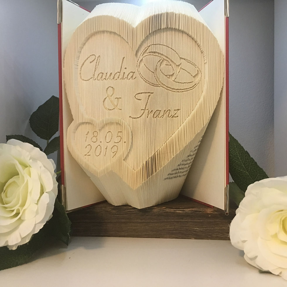 Miniaturbild: Buchfaltkunst mit personalisierten Namen und Hochzeitsdatum als Geschenk für Bücherwürmer. Individuelle Buchkunst zur Hochzei