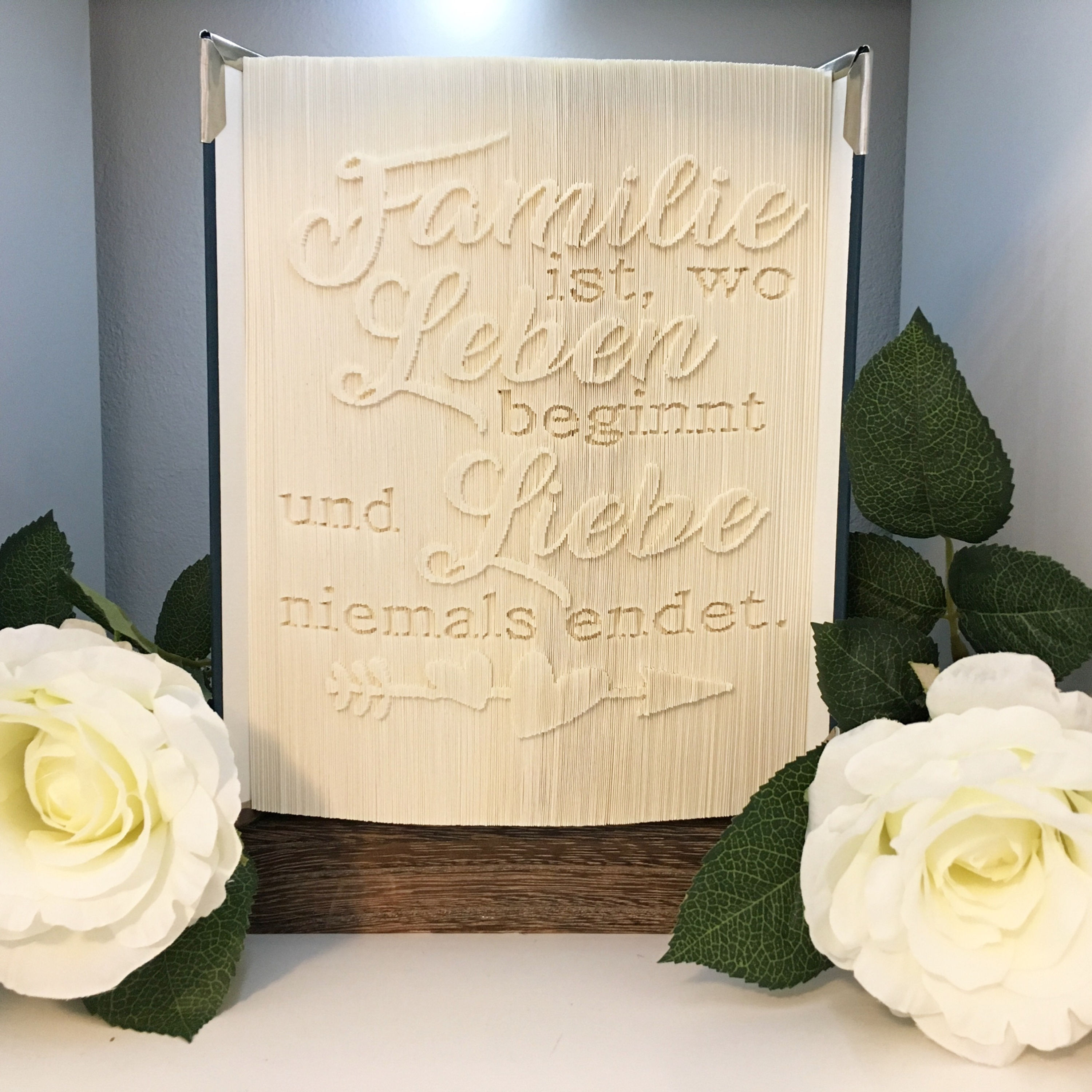 gefaltetes Buch mit einem schönen Familienspruch gestaltet