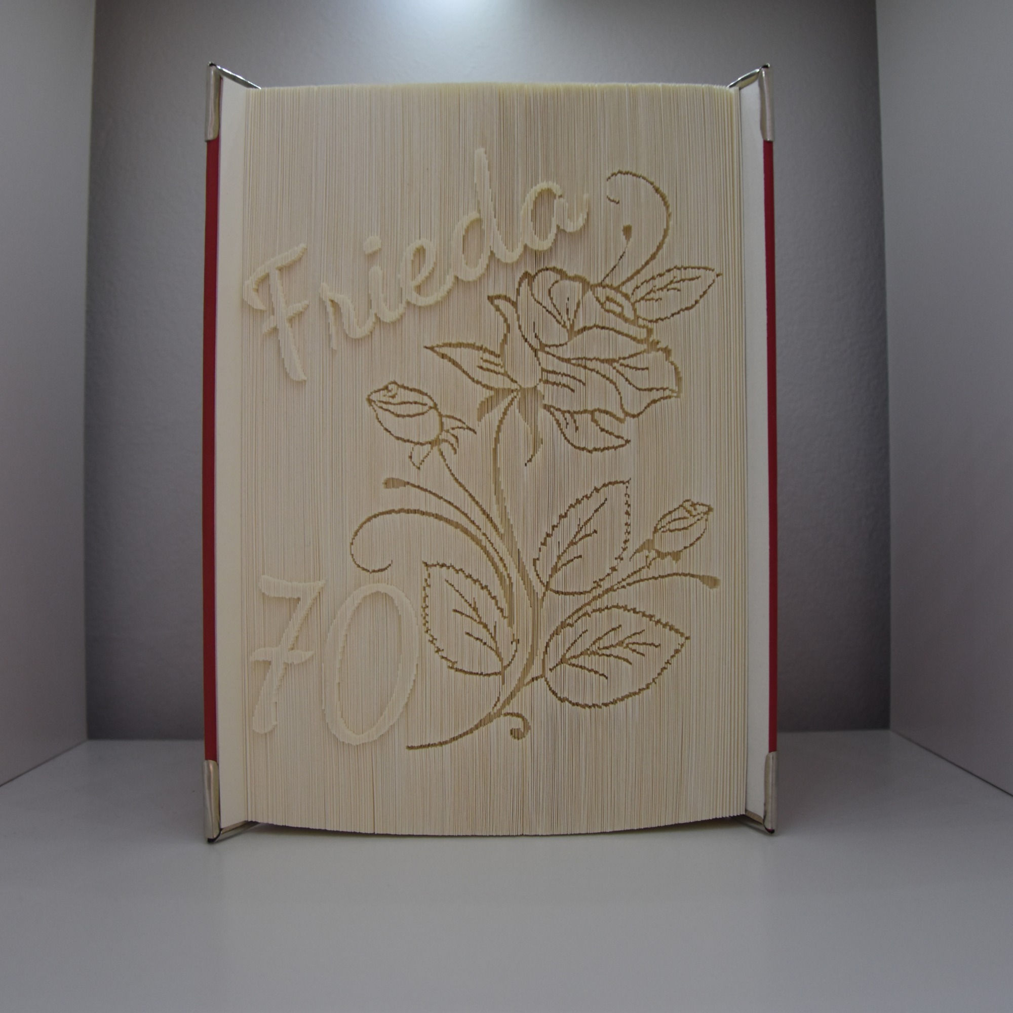 Personalisiertes Geburtstagsgeschenk – Buchkunst mit Rose, Name und Zahl