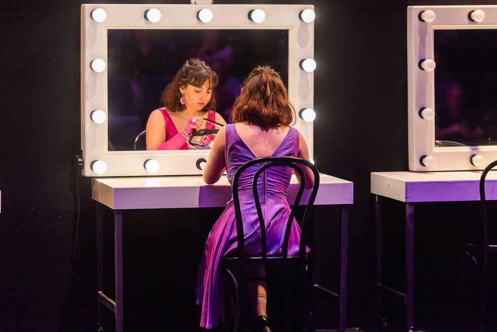 עיצוב תלבושות לתיאטרון