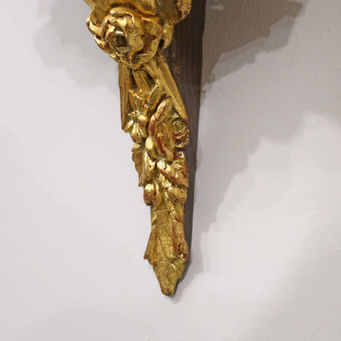 An ornate pair of Victorian mahogany and gilt gesso antique wall brackets in the French Rococo style with shaped shelf finished with red velvet. The brackets have scroll leaf and floral design, rose flower heads and decorative edge to the top.