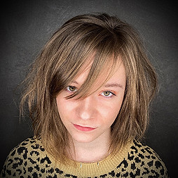 Photo d'une coiffure jeune fille tendance déstructurée