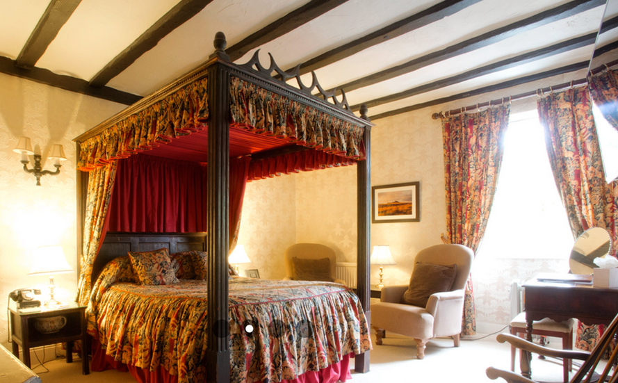 four poster bed in suite of rock inn