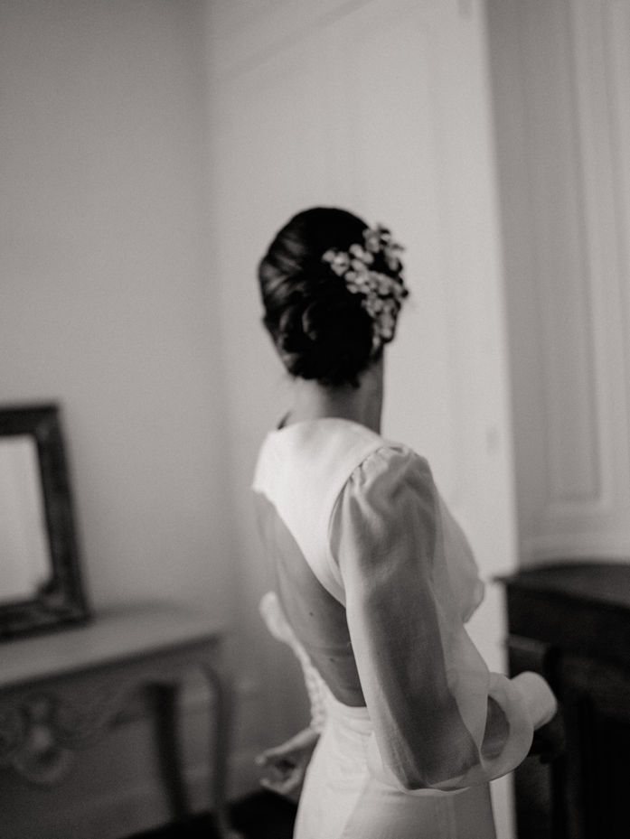 Maquilleuse coiffeuse mariage Lyon – silhouette de mariée de dos en lumière naturelle noir et blanc