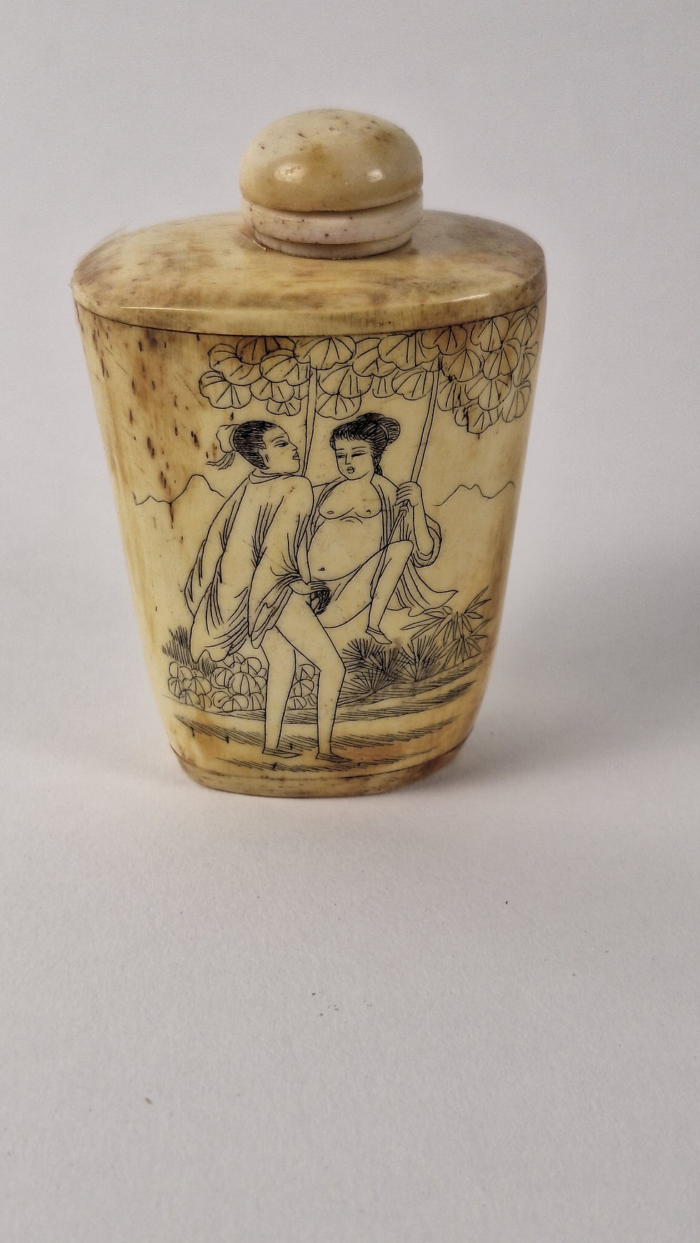 IITEM # 274, ANTIQUE CHINESE CARVED IVORY SNUFF BOTTLE: