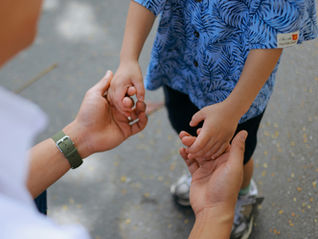 vuxens och barns händer som håller i varandra