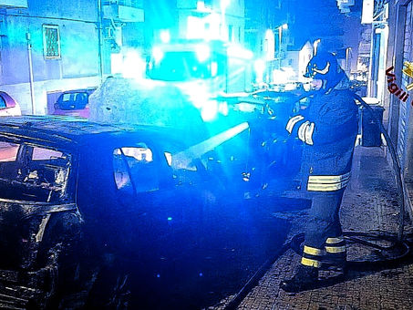 Messina, a fuoco una autovettura: danneggiate anche 2 microcar