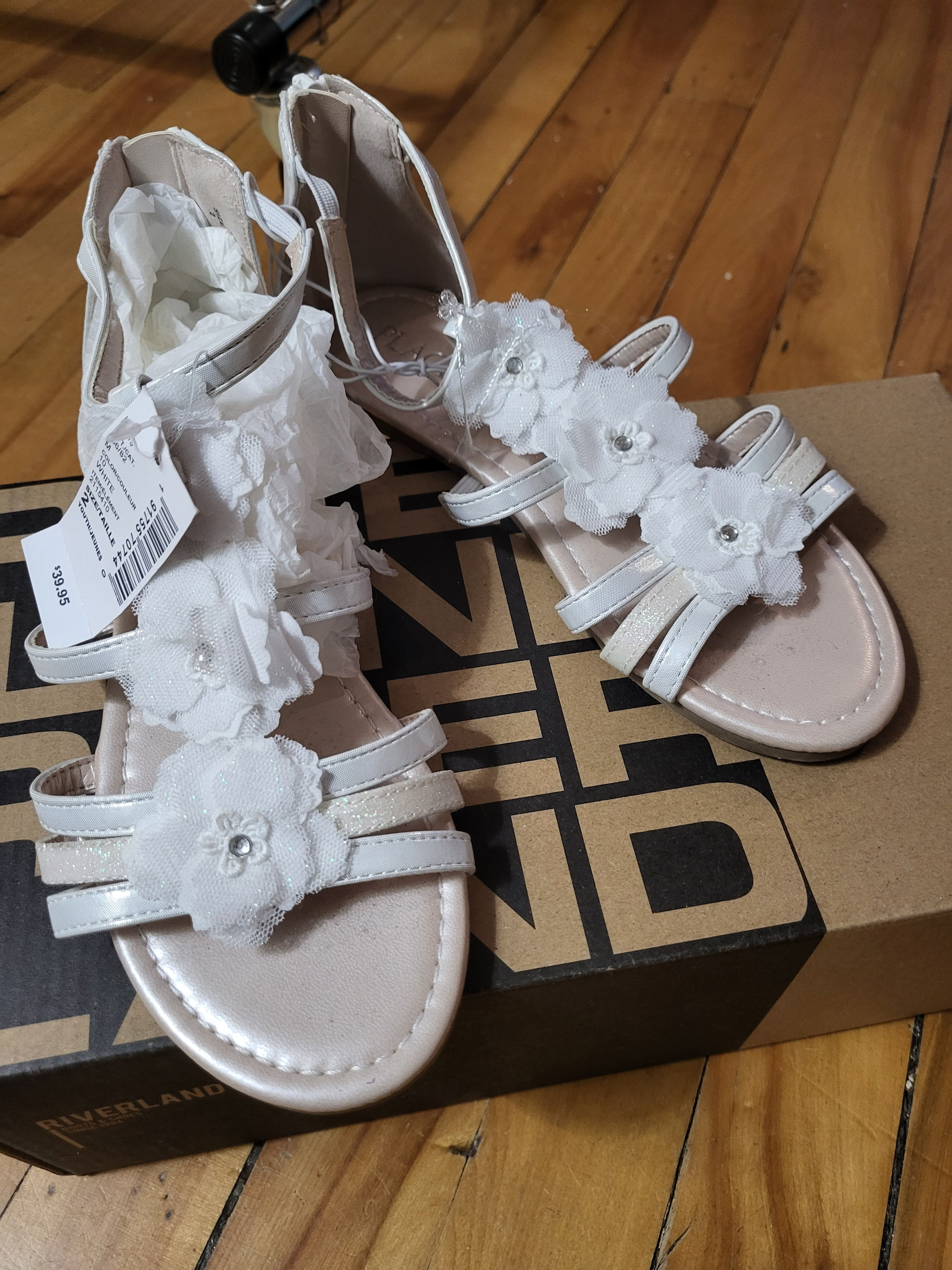 Belle paire de sandales pour filles