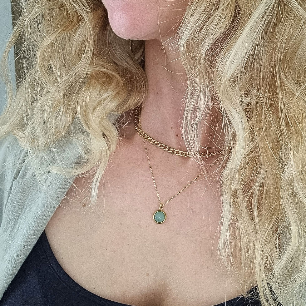 Collier en aventurine naturelle avec chaîne perlée en acier inoxydable dorée