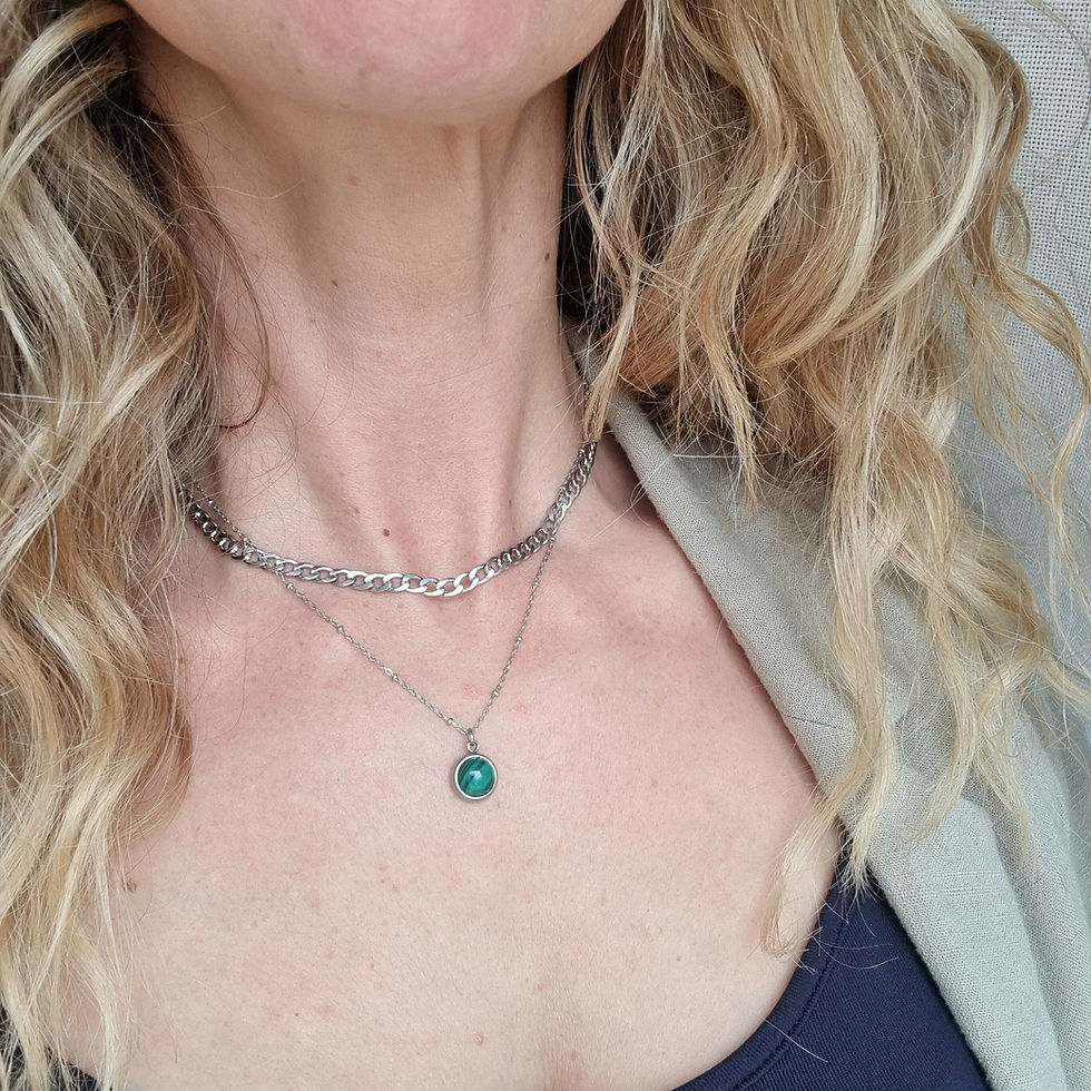 Collier en pierre naturelle de malachite et sa chaîne perlée en acier inoxydable dorée
