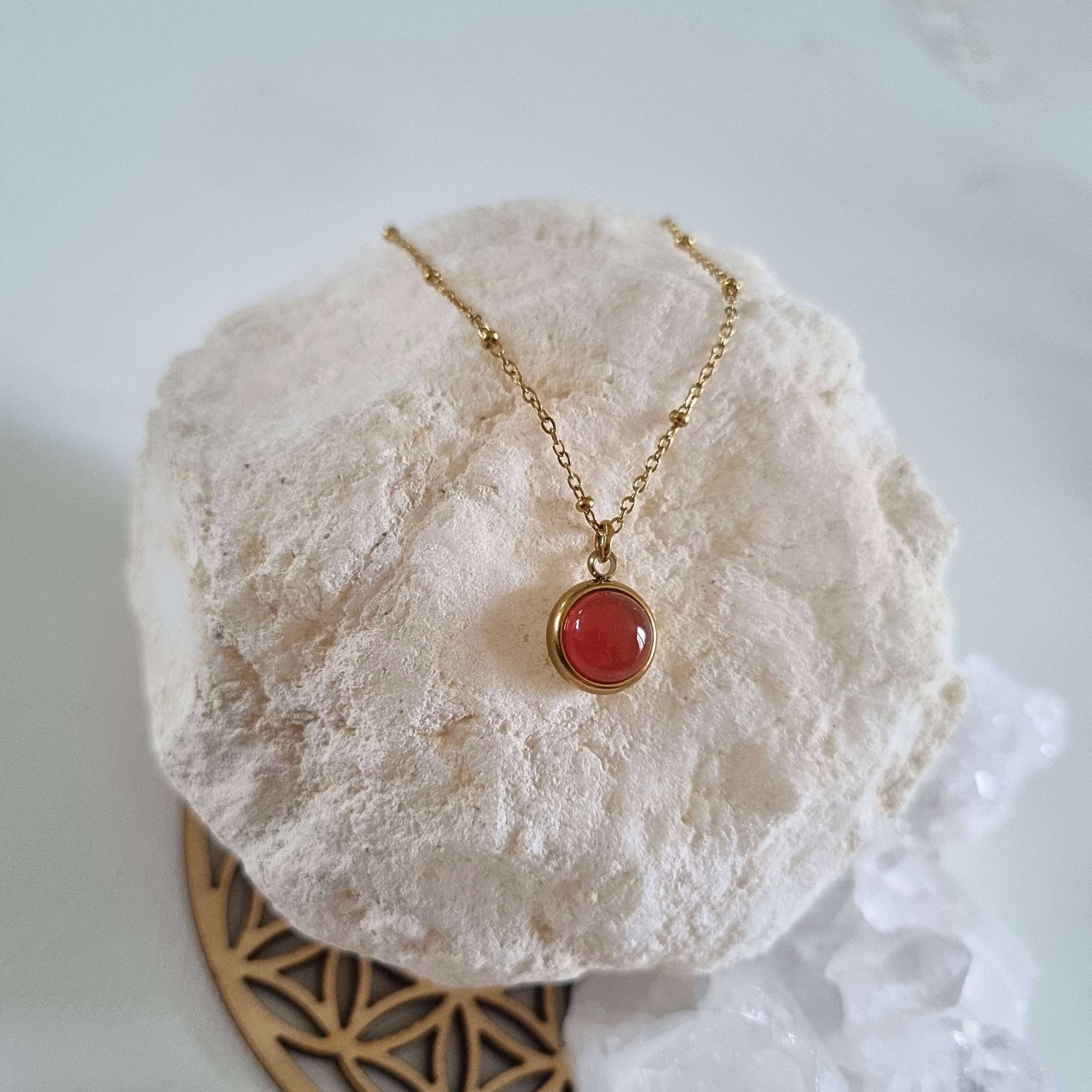 Collier en acier inoxydable doré et sa pierre naturelle de cornaline