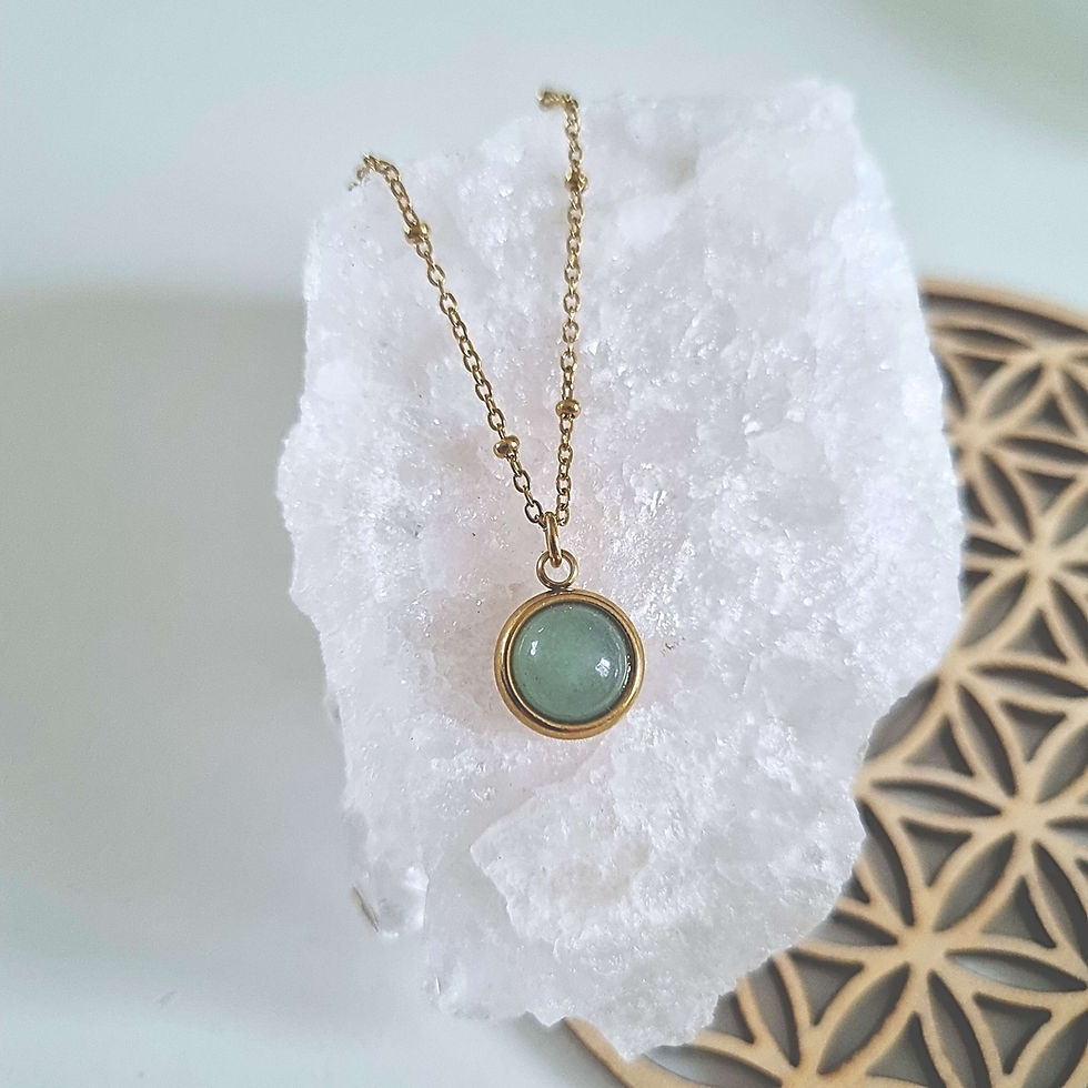Collier fait-main en pierre naturelle d'aventurine verte claire montée sur chaîne en acier inoxydable dorée