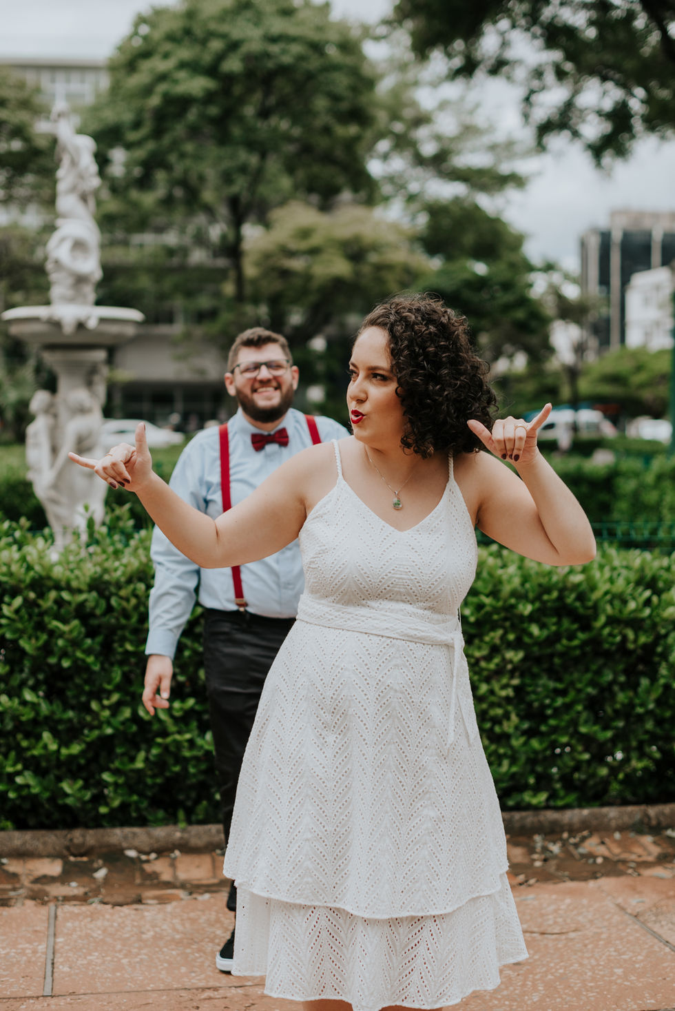 Noivos felizes na praça da liberdade em BH