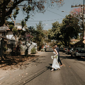 Casal atravessando a rua