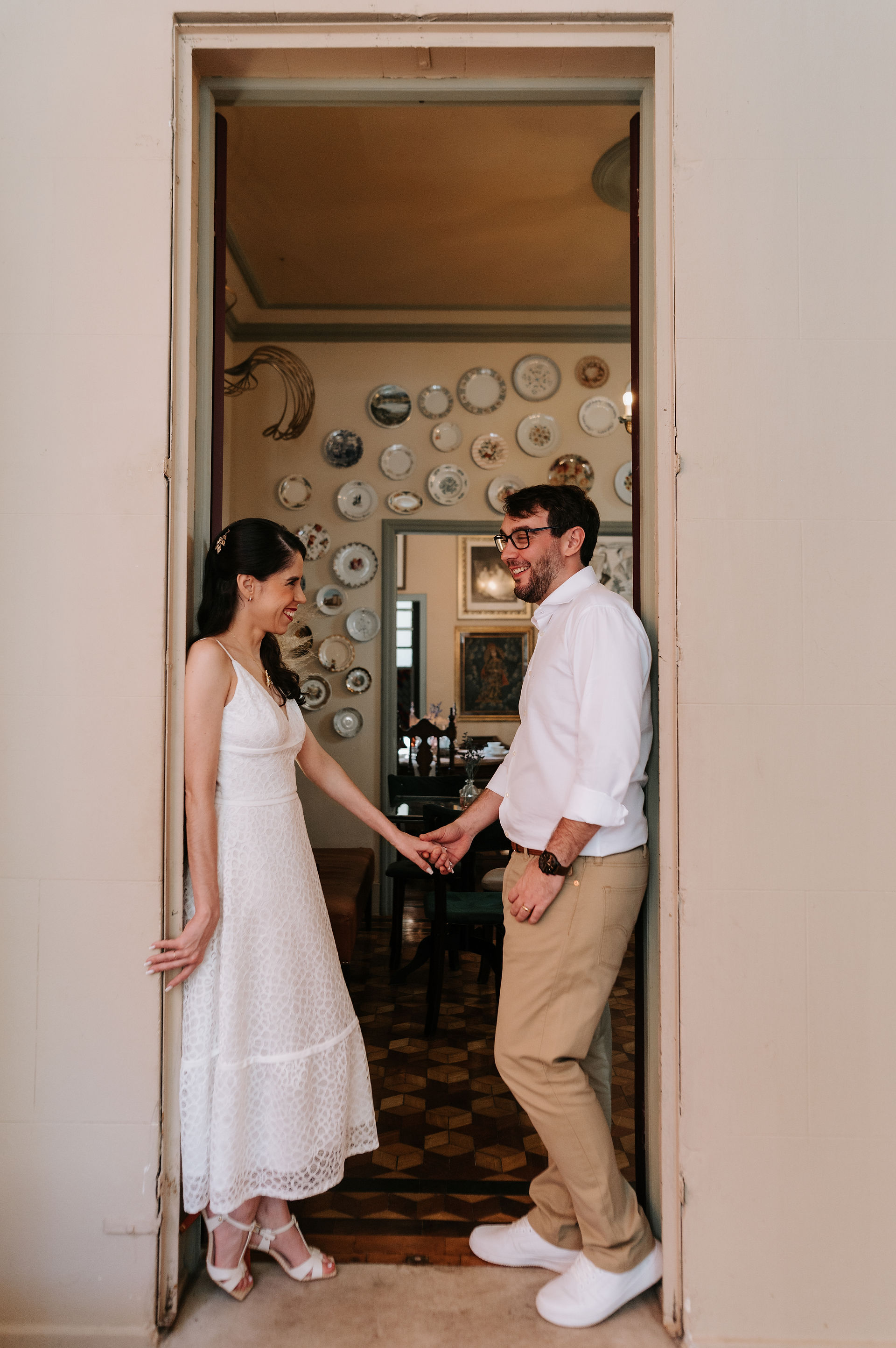 casal se olhando na porta, Casa Belloni, Belo Horizonte