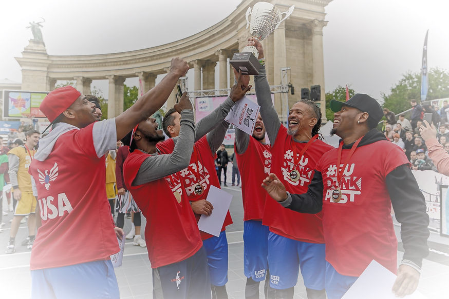 USA DUNK raised trophy BuDUNKpest 2022 balazs_palfi_edited.jpg