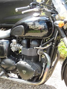 Triumph Bonneville Thruxton Finned exhaust clamp by Maund