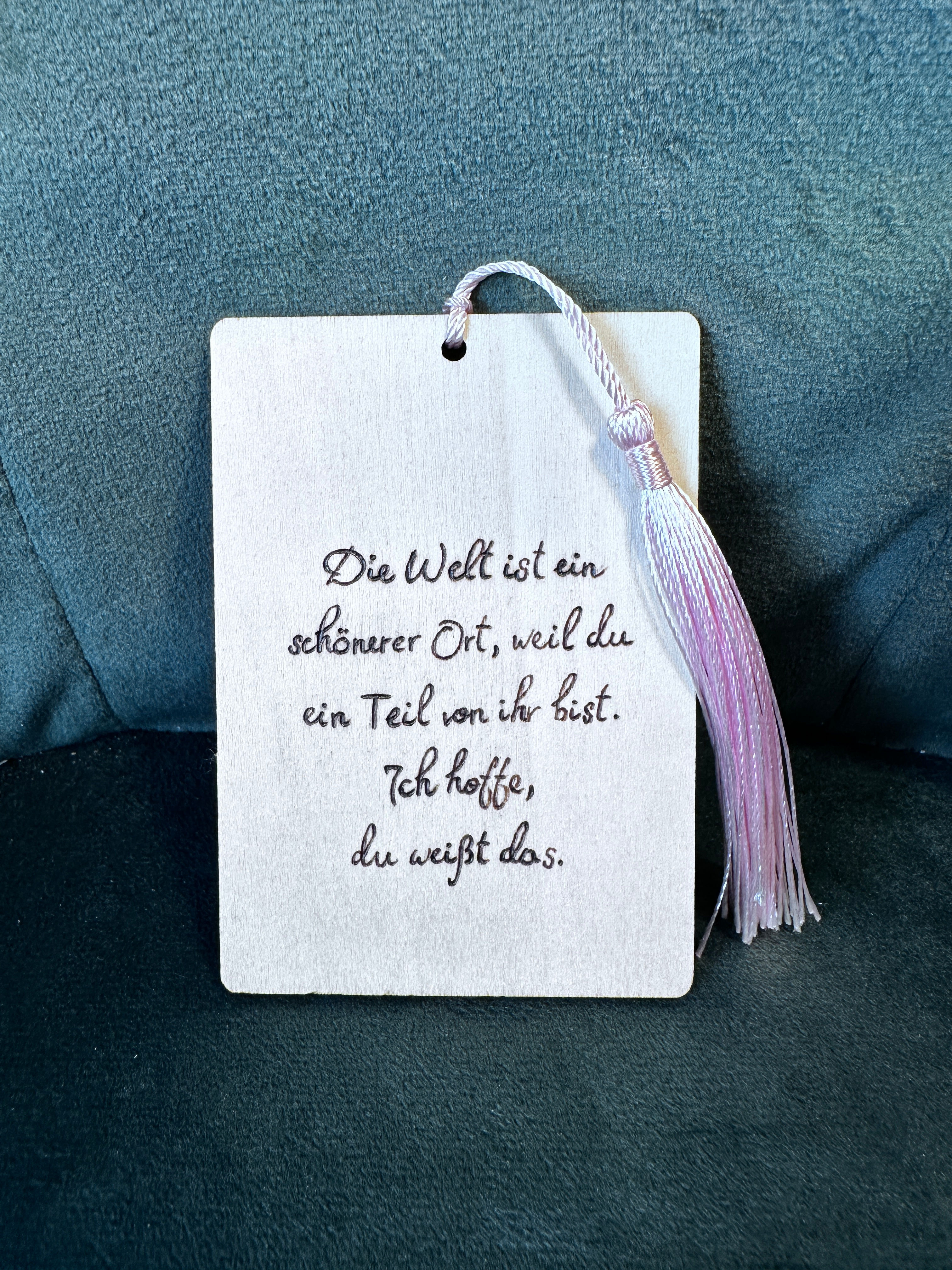 Brandgemaltes Holz-Lesezeichen „Die Welt ist ein schönerer Ort“ – Unikat