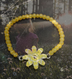 bracelet en perles de verre jaune et breloque fleur