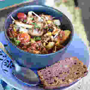 Salade céréales complètes, tomates cerises, oignons nouveaux, persil et jus de citron, tranche de pain maison aux épices.