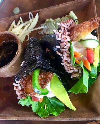 Rouleaux en feuilles de nori farcis au riz rouge, crudités et sauce 