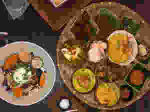 Rijsttafel : assortiment de mets indonésiens délicieusement cuisinés, Saté, riz au safran, Tempeh, Krupuk, Soto Ayam, feuilles de bananiers farcies, Tofu mariné au lait de coco, Gado-Gado et sauce onctueuse aux cacahuètes, salade de quinoa à la citrouille