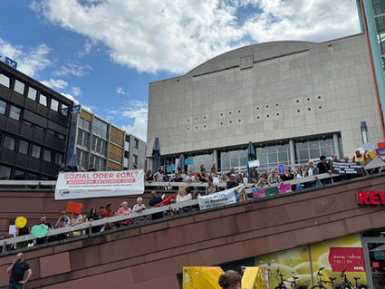 250 Menschen demonstrieren im Stadthaus Mannheim gegen Sozialkürzungen