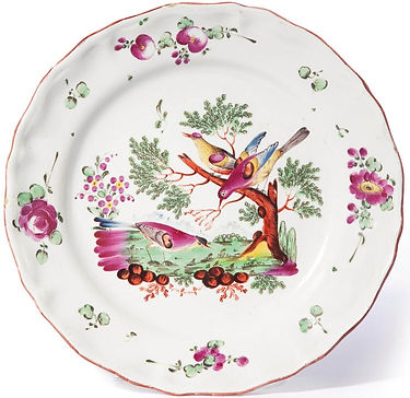 Cette assiette aux formes contournées reflète le talent décoratif de la célèbre manufacture #Levavasseur, active à Rouen entre 1738 et 1782. Datant environ de 1769, cette pièce au délicat #décorpolychrome témoigne du rayonnement de la #faiencerouennaise au #XVIIIesiècle. On admire sur l'aile trois oiseaux au plumage multicolore et aux attitudes vives, motif récurrent dans la production Levavasseur. Ils sont entourés d'un semis régulier de #fleurs et #feuillages qui complètent harmonieusement la composition. Le raffinement des formes, la subtilité du #camaïeubleu longeant le bord, l'éclat des #émaux attestent de la maîtrise des artisans rouennais dans les techniques de façonnage et décoration de la céramique. Par son élégance tout en légèreté, cette assiette révèle comment Jean-Baptiste Levavasseur sut imposer son style moderne et facétieux, participant au prestige sans égal de la production normande. Un fleuron du #patrimoine français.
