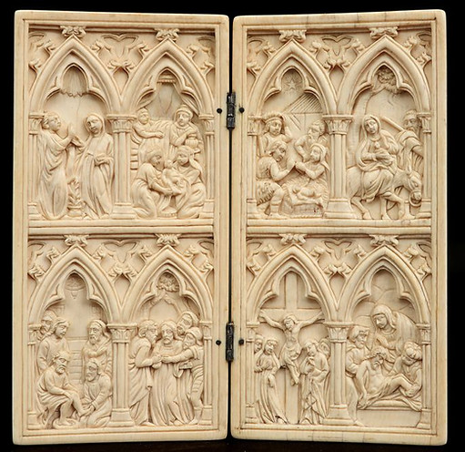 Magnifique diptyque gothique en ivoire illustré dans l’image. Ce chef-d’œuvre historique est un exemple parfait de l’art gothique, avec ses détails complexes et sa symbolique profonde. Le diptyque gothique est un élément essentiel de l’histoire de l’art, représentant une période où l’art et la religion étaient intimement liés. Chaque panneau du diptyque raconte une histoire, capturant l’essence de l’époque gothique. Parfait pour les amateurs d’art, les historiens et ceux qui apprécient la beauté de l’art gothique