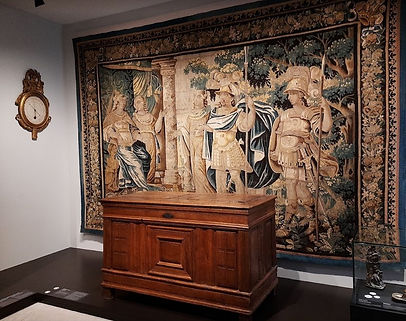 <p> J’explore le <strong>coffre en chêne du XVII<sup>e</sup> siècle</strong> exposé au Musée de Vire Normandie : une pièce unique au bois massif et à la patine authentique, symbole du <span>mobilier ancien</span> et de l’artisanat normand. Sa structure robuste et ses sculptures raffinées témoignent du <span>savoir-faire artisanal du XVIIe</span> siècle. À côté, la <strong>tapisserie verdure</strong>, riche en motifs végétaux, m’immerge dans l’<span>art textile normand</span> et la décoration intérieure d’antan. Cette œuvre évoque la nature luxuriante du patrimoine normand et la beauté des <span>tapisseries d’époque</span>. </p> <p> #coffrechien #XVIIesiecle #mobilierancien #artnormand #patrimoine #tapisserie #tapisserieverdure #arttextile #decorationinterieur #muséevire #muséedevirenormandie #normandie #savoirfaire #arts #antiquités #mobilierrustique #tapisseriesnormandes #vire #exposition #calvados #homedecor #decoration </p>