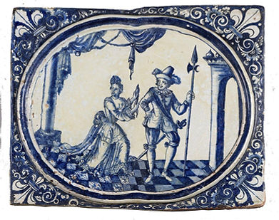 Cette superbe #plaquedepoêle témoigne du talent décoratif de #PierreIchapelle, figure de proue de la célèbre dynastie chapelle qui marqua de son empreinte la #faiencerouennaise au #XVIIIesiècle. Datée vers 1705, l'œuvre séduit par la finesse de sa scène galante peinte en camaïeu bleu. On admire au centre de la composition, sur fond immaculé, un couple de nobles engagé dans une conversation intime. La pose des personnages, leurs atours somptueux, rappellent le raffinement des maîtres français du rococo comme Watteau. Cet instantané mondain est encadré de guirlandes de fleurs et feuillages délicats, typiques du répertoire décoratif des Chapelle. Un oiseau vient compléter cette plaque qui alliait à la foisprotection contre les braises et démonstration de savoir-faire pour ses propriétaires aisés. Par son élégance et sa maîtrise technique, cette plaque de cheminée montre comment la dynastie Chapelle put asseoir la réputation des ateliers rouennais bien au-delà des frontières de la Norma