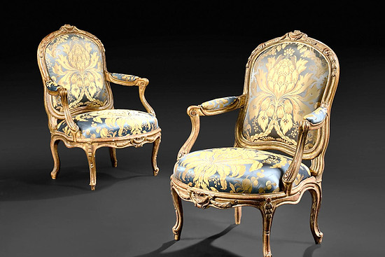 Louis Delanois (1731-1792), deux fauteuils à châssis en bois doré, à décor de guirlandes de laurier et cartouches, Découvrez les magnifiques fauteuils à châssis en bois doré de Louis Delanois (1731-1792), un maître ébéniste français renommé pour son travail exquis. Ces fauteuils, ornés de guirlandes de laurier et de cartouches, sont un véritable témoignage du talent de Delanois et de l’art de l’époque. Leur design élégant et leur finition dorée ajoutent une touche de luxe et de sophistication à tout intérieur. Ces pièces uniques sont non seulement confortables, mais aussi esthétiquement plaisantes, faisant d’elles un choix parfait pour ceux qui apprécient l’art et le design de qualité. Explorez notre site pour en savoir plus sur ces chefs-d’œuvre de Louis Delanois.